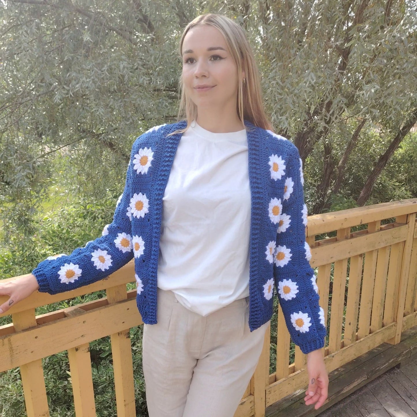 TUMMAN SININEN DAISY NEULE (M KOKO)